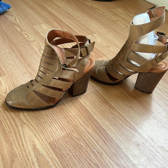 Buckle cutout booties - Picture 5 of 8